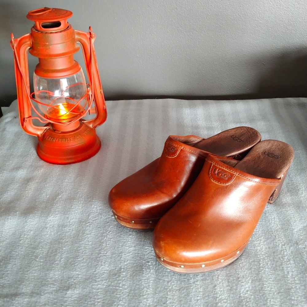 Ugg clogs Size 8